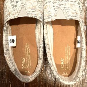Like new TOMS. Size 9